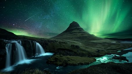 Northern lights over Kirkjufell wallpaper