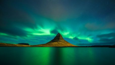Kirkjufell Mountain & Aurora Borealis - Iceland wallpaper