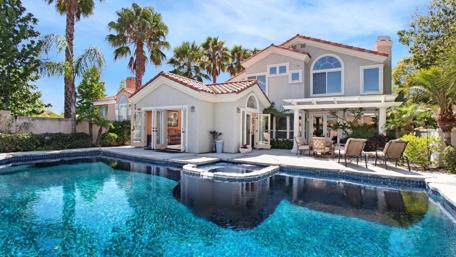 Serene Villa Oasis with Swimming Pool wallpaper