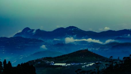 Misty Mountains of Ooty in Twilight Mood wallpaper