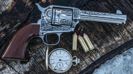 Antique pocket watch and a revolver wallpaper