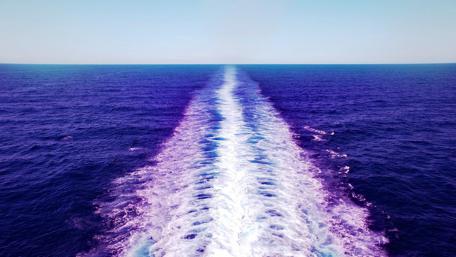Waves behind the yacht wallpaper