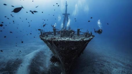 Underwater shipwreck wallpaper