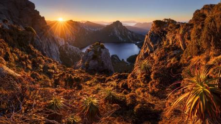 Beautiful view of the Lake Oberon -  Southwest National Park, Tasmania wallpaper