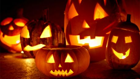 Spooky Jack O'Lanterns Illuminating Halloween Night wallpaper