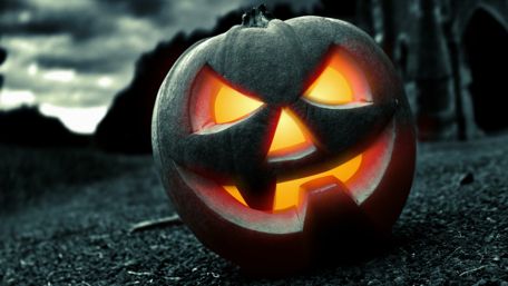 Haunting Jack O' Lantern Glow at Dusk wallpaper