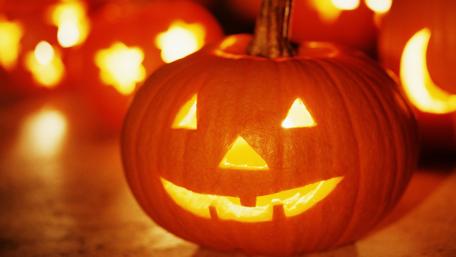 Halloween Glow with Jack-o'-Lanterns wallpaper