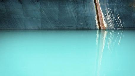 Tranquil Reflection in Azure Waters wallpaper