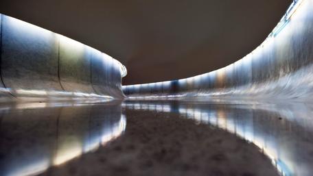 Curved Reflections in a Serene Tunnel Scene wallpaper