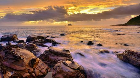 Sunset over the ocean wallpaper