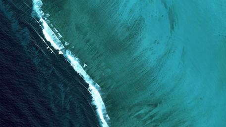 Different sea waters meet wallpaper