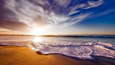 Sunrise over the sea wallpaper