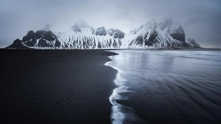 Rugged peaks in Lofoten wallpaper