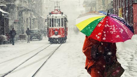 Red Tram in the snowfall wallpaper