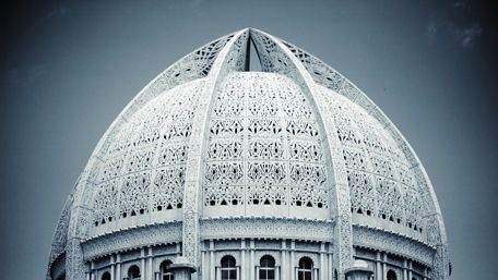 Elegant Bahá'í Temple Dome Under Clear Sky wallpaper