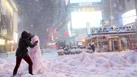 Making a snowman in New York wallpaper