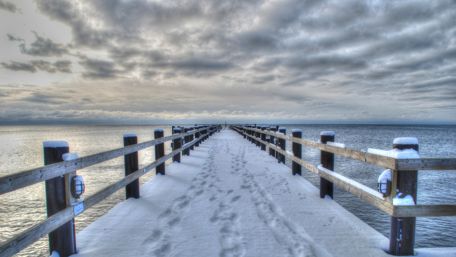 Snowy pier wallpaper
