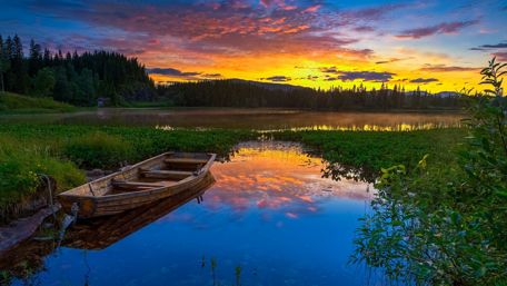 Sunrise over the lake wallpaper
