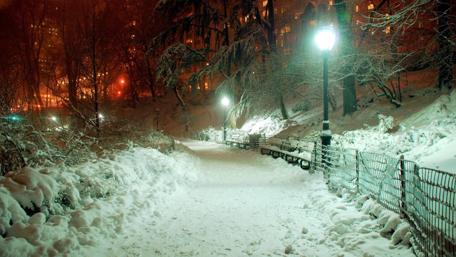 Snowy Evening Stroll in the City wallpaper