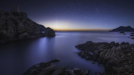 Rocky seashore at night wallpaper