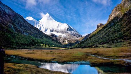 Yangmaiyong Mountain Peak - Yading Nature Reserve, Daocheng County, Sichuan, China wallpaper