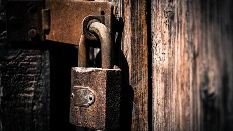 Rusted padlock wallpaper
