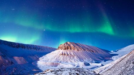 Polar lights over Spitzberg island wallpaper