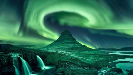 Aurora Borealis over Kirkjufell wallpaper