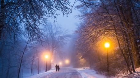 Walking couple in the winter street wallpaper