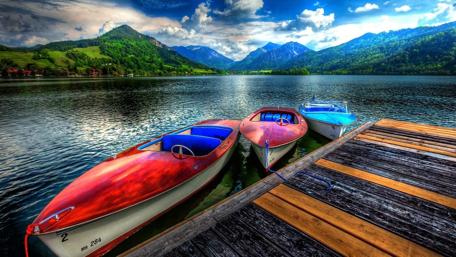 Lake in the mountains wallpaper