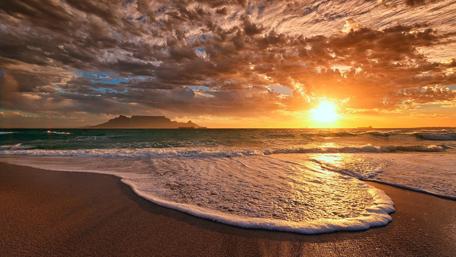 Foamy wave on the beach wallpaper