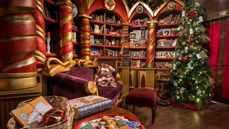 Festive Christmas Living Room wallpaper