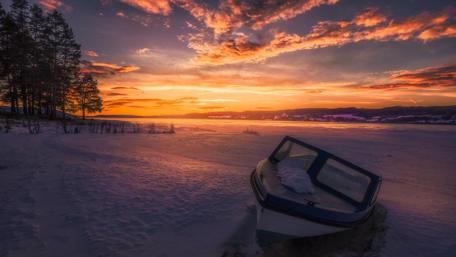 Frosty lake wallpaper