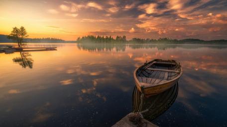 Sunrise over the lake wallpaper