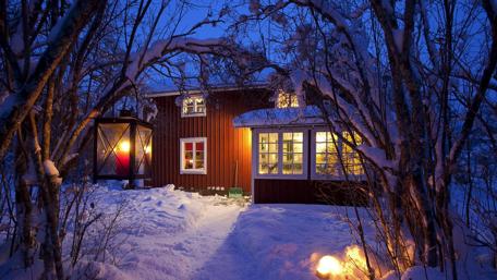 Cozy Winter Evening Escape in Nature wallpaper