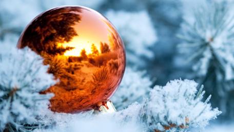 Christmas ball reflection wallpaper