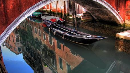 Tranquil Venice Reflections on Waterway wallpaper