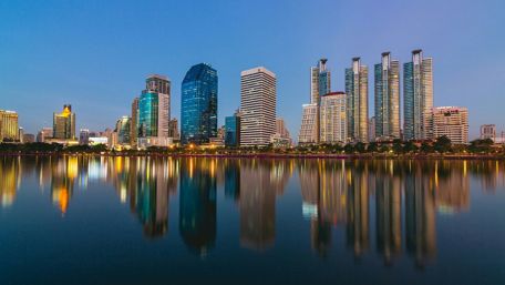 Stunning Cityscape Reflections at Dusk wallpaper