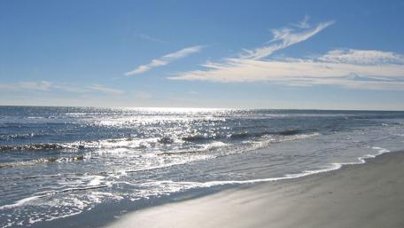 Tranquil Ocean Waves Under Clear Blue Sky wallpaper