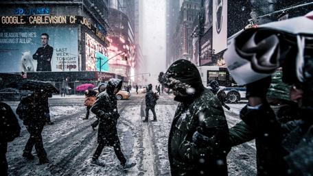 Snowing in the street wallpaper