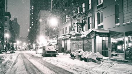 Snawfall in New York City at night wallpaper