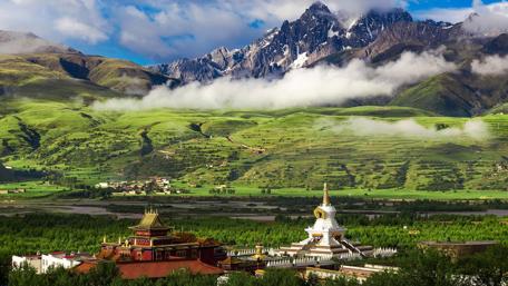 Tibetan Buddhist Stupa, Ganzi, Sichuan, China wallpaper