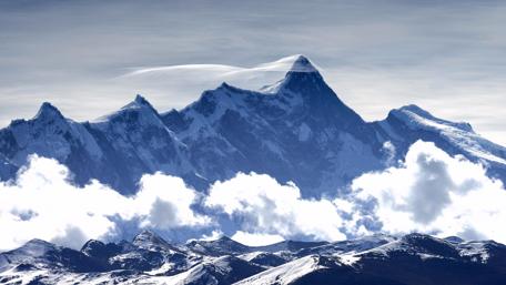 Namjagbarwa peak with cloud wallpaper