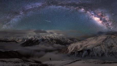 Milky way above the Minya Konka wallpaper