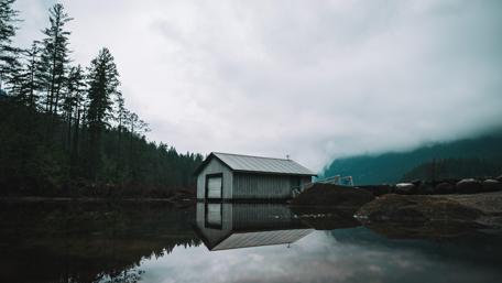 Small building next to Buntzen Lake wallpaper