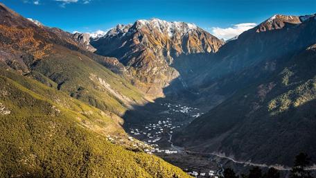 Majestic Mountain Valley View wallpaper