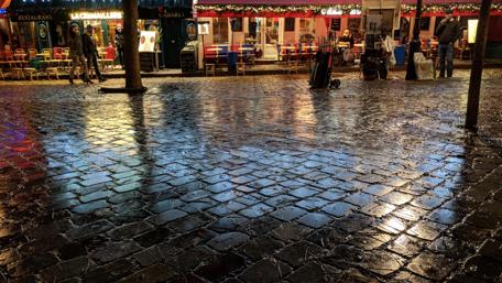 Paris Courtyard wallpaper