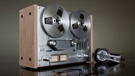Reel-to-reel audio tape recorder wallpaper