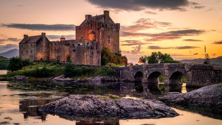 Eilean Donan Castle in sunset wallpaper