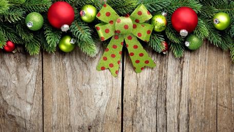 Festive Evergreen Garland for Christmas Celebration wallpaper